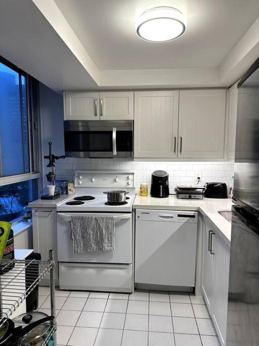 Best Location In Downtown- Walking To Eaton Centre, Nathan Phillips Square, Yonge-Dundas, Ikea,Transit Toronto Esterno foto